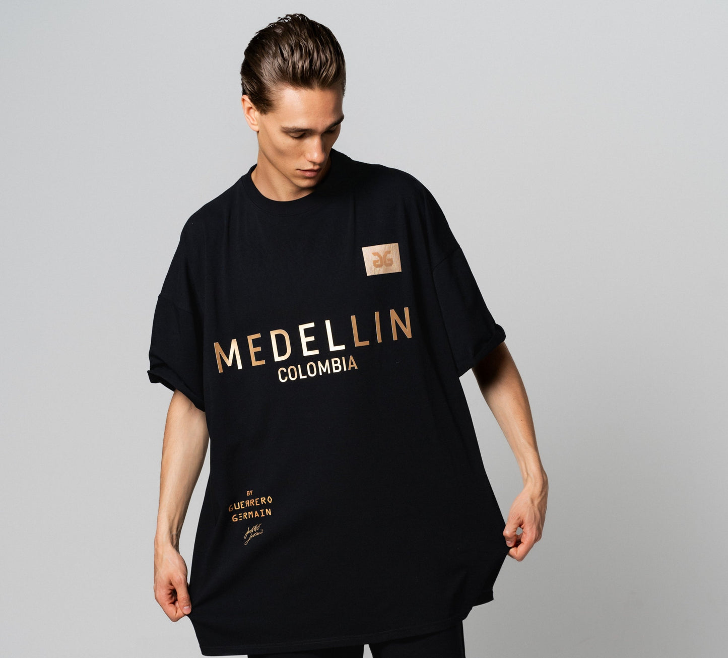 "MEDELLIN COLOMBIA" OVERSIZED T-SHIRT (ONE SIZE/ UNISEX)